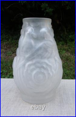 VASE ART DÉCO SIGNÉ CARRILLO EN VERRE PRESSÉ DÉCOR AUX PERRUCHES H 17 cm