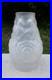 VASE ART DÉCO SIGNÉ CARRILLO EN VERRE PRESSÉ DÉCOR AUX PERRUCHES H 17 cm