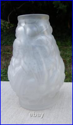 VASE ART DÉCO SIGNÉ CARRILLO EN VERRE PRESSÉ DÉCOR AUX PERRUCHES H 17 cm