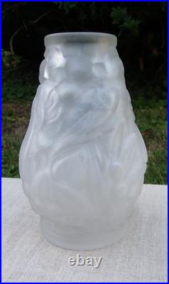 VASE ART DÉCO SIGNÉ CARRILLO EN VERRE PRESSÉ DÉCOR AUX PERRUCHES H 17 cm