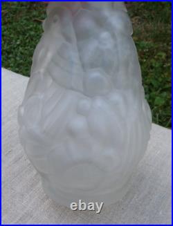 VASE ART DÉCO SIGNÉ CARRILLO EN VERRE PRESSÉ DÉCOR AUX PERRUCHES H 17 cm