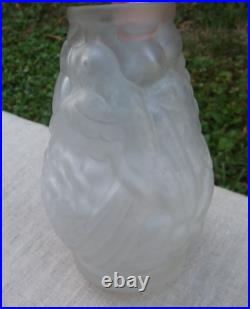 VASE ART DÉCO SIGNÉ CARRILLO EN VERRE PRESSÉ DÉCOR AUX PERRUCHES H 17 cm
