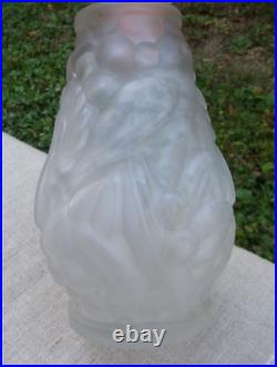 VASE ART DÉCO SIGNÉ CARRILLO EN VERRE PRESSÉ DÉCOR AUX PERRUCHES H 17 cm