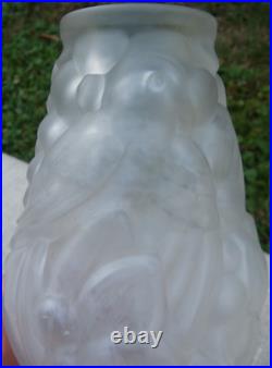 VASE ART DÉCO SIGNÉ CARRILLO EN VERRE PRESSÉ DÉCOR AUX PERRUCHES H 17 cm