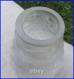 VASE ART DÉCO SIGNÉ CARRILLO EN VERRE PRESSÉ DÉCOR AUX PERRUCHES H 17 cm