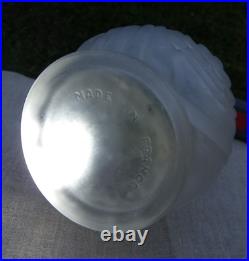 VASE ART DÉCO SIGNÉ CARRILLO EN VERRE PRESSÉ DÉCOR AUX PERRUCHES H 17 cm