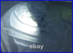 VASE ART DÉCO SIGNÉ CARRILLO EN VERRE PRESSÉ DÉCOR AUX PERRUCHES H 17 cm