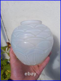 Vase ART DECO verre opalescent A. HUNEBELLE modèle PÉTALES boule Collection