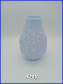 Vase Art Déco Opaline Verre Bleu Pastel Décor Pommes de Pin France Années 1930