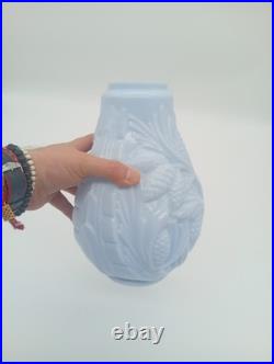 Vase Art Déco Opaline Verre Bleu Pastel Décor Pommes de Pin France Années 1930