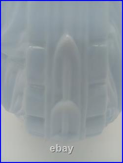 Vase Art Déco Opaline Verre Bleu Pastel Décor Pommes de Pin France Années 1930