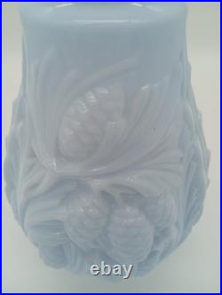 Vase Art Déco Opaline Verre Bleu Pastel Décor Pommes de Pin France Années 1930