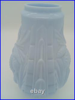 Vase Art Déco Opaline Verre Bleu Pastel Décor Pommes de Pin France Années 1930 Vase Art Déco Opaline Verre Bleu Pastel Décor Pommes de Pin France Années 1930