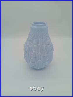 Vase Art Déco Opaline Verre Bleu Pastel Décor Pommes de Pin France Années 1930
