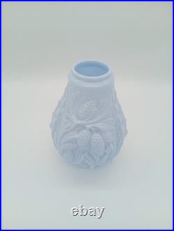 Vase Art Déco Opaline Verre Bleu Pastel Décor Pommes de Pin France Années 1930