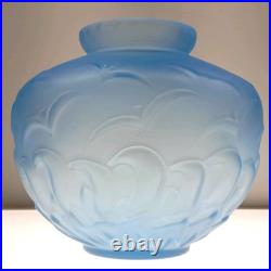 Vase Art Déco en Pâte de Verre Bleu moulé pressé à décor de vague et de Mouettes