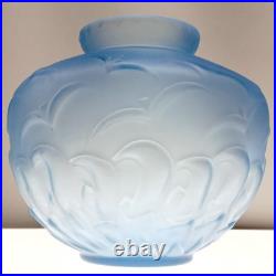 Vase Art Déco en Pâte de Verre Bleu moulé pressé à décor de vague et de Mouettes