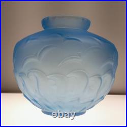 Vase Art Déco en Pâte de Verre Bleu moulé pressé à décor de vague et de Mouettes