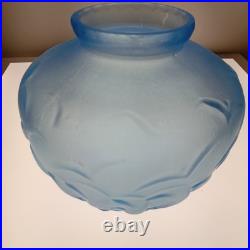 Vase Art Déco en Pâte de Verre Bleu moulé pressé à décor de vague et de Mouettes