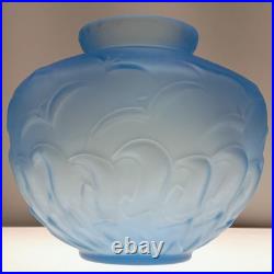 Vase Art Déco en Pâte de Verre Bleu moulé pressé à décor de vague et de Mouettes