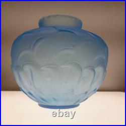 Vase Art Déco en Pâte de Verre Bleu moulé pressé à décor de vague et de Mouettes