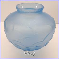 Vase Art Déco en Pâte de Verre Bleu moulé pressé à décor de vague et de Mouettes
