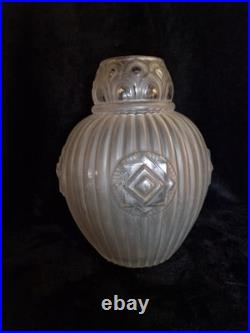 Vase Art Déco en verre moulé satiné Verrerie française années 1930