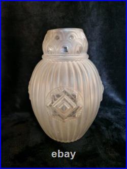 Vase Art Déco en verre moulé satiné Verrerie française années 1930