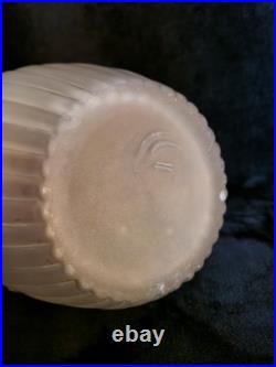 Vase Art Déco en verre moulé satiné Verrerie française années 1930