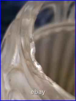 Vase Art Déco en verre moulé satiné Verrerie française années 1930