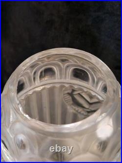 Vase Art Déco en verre moulé satiné Verrerie française années 1930