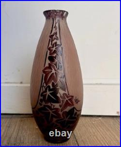 Vase Art Deco par Val. Vers 1925. Signé. Verre Gravé Dégagé À L'acide