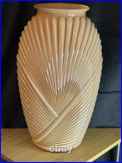 Vase Art déco en verre pressé à décor spiralé Europe centrale, vers 1930