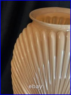 Vase Art déco en verre pressé à décor spiralé Europe centrale, vers 1930