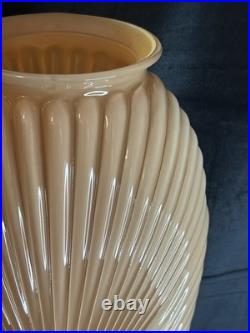 Vase Art déco en verre pressé à décor spiralé Europe centrale, vers 1930