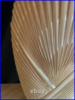 Vase Art déco en verre pressé à décor spiralé Europe centrale, vers 1930