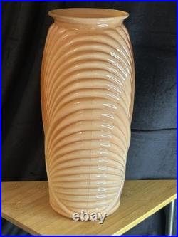 Vase Art déco en verre pressé à décor spiralé Europe centrale, vers 1930