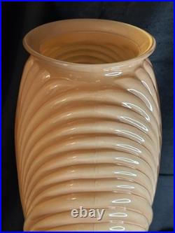 Vase Art déco en verre pressé à décor spiralé Europe centrale, vers 1930