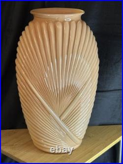 Vase Art déco en verre pressé à décor spiralé Europe centrale, vers 1930