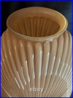 Vase Art déco en verre pressé à décor spiralé Europe centrale, vers 1930