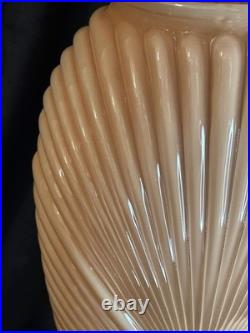 Vase Art déco en verre pressé à décor spiralé Europe centrale, vers 1930