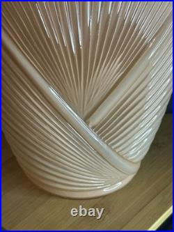 Vase Art déco en verre pressé à décor spiralé Europe centrale, vers 1930