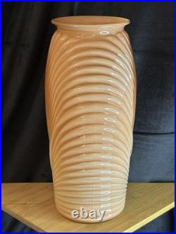 Vase Art déco en verre pressé à décor spiralé Europe centrale, vers 1930