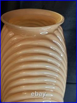 Vase Art déco en verre pressé à décor spiralé Europe centrale, vers 1930