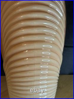 Vase Art déco en verre pressé à décor spiralé Europe centrale, vers 1930