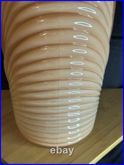 Vase Art déco en verre pressé à décor spiralé Europe centrale, vers 1930