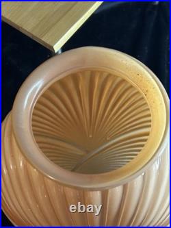 Vase Art déco en verre pressé à décor spiralé Europe centrale, vers 1930