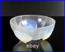 Vase Design Ernest Marius Sabino Époque 1930 Verre Opalescent Art Déco France