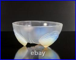 Vase Design Ernest Marius Sabino Époque 1930 Verre Opalescent Art Déco France