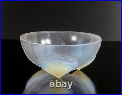 Vase Design Ernest Marius Sabino Époque 1930 Verre Opalescent Art Déco France